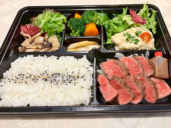 ⿊⽑和⽜ランプステーキ弁当